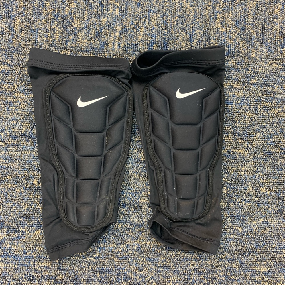 NIKE ARM FOOTBALL GUARDS MENS